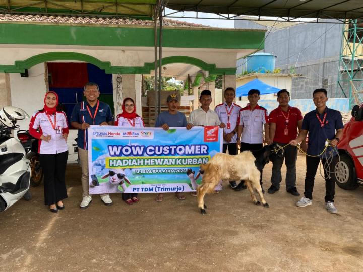 TDM Trimurjo Serahkan Hewan Kurban kepada Konsumen Loyal dalam Program WOW Customer Iduladha 2026